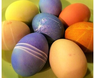 Färgade ägg utan kemikalier