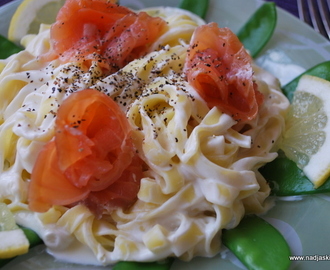 Krämig tagliatelle med rökt lax och citron