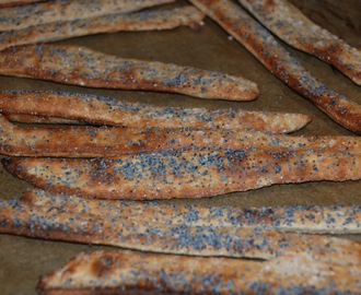Breadsticks med sea salt och poppy seeds