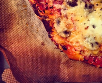 Pizza med rökt skinka, champinjoner och mozzarella