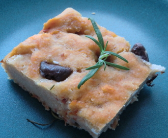 Påskfoccacia med getost, oliver och soltorkade körsbärstomater - glutenfri