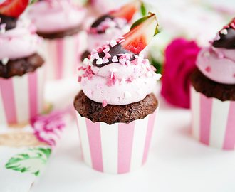 Hjärtliga jordgubb- och chokladcupcakes