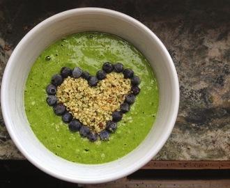 Grön smoothiebowl på Alla Hjärtans Dag!