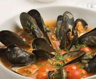 Vinkokta musslor med tomater