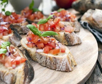 Somriga tillbehör: Bruschetta och surdegsbröd med pesto!