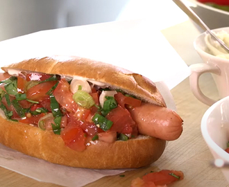 Street Food hot dog med en enkel tomatsalsa
