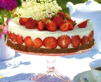 Flädertårta med jordgubbar