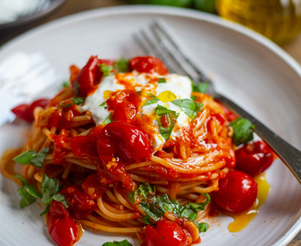 Spaghetti med tomatsås och burrata