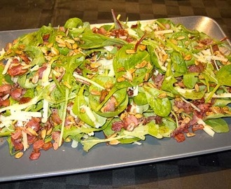 Sallad med bacon och rostade solroskärnor