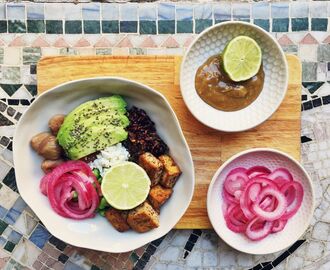 Vegetarisk Poké Bowl med Tofu, Picklad rödlök och Kastanjer