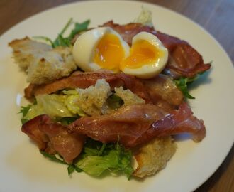God brunchsallad med bacon och ägg