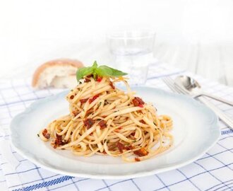 Het pasta med soltorkade tomater och basilika