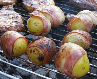 Baconlindad potatis till kvällens grillbit