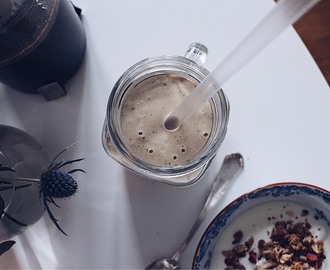 Specialkaffe & banansmoothie med jordnötssmör, vanilj & sesam
