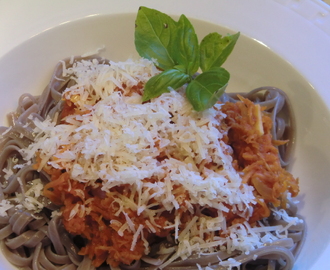 Smakrik vegetarisk pastasås med rotfrukter och tomat