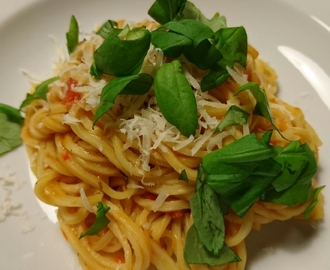 Snabb pasta med hemgjord tomatsås