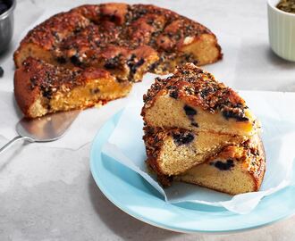 Kardemummakladdkaka med blåbär och frötosca