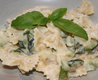 Pasta med tahinasås och stekt zucchini