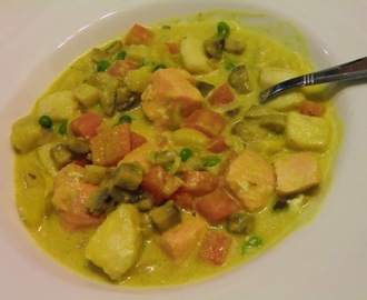 Variation på fisksoppa med curry, champinjoner, rotsaker och ärtor