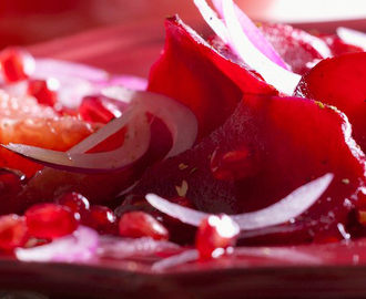 Rödbetscarpaccio med granatäpple och grapefrukt (vegan)