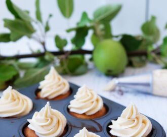 Mini-muffins med äpple, lönnsirap- och brynt smörkräm