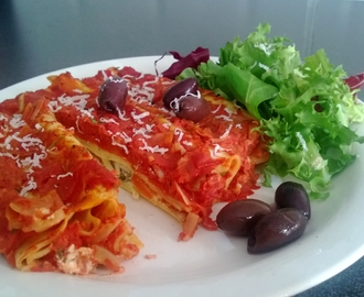 Spenat- och fetafyllda cannelloni med tomatsås