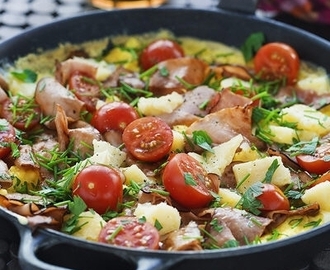 Fransk omelett med bacon och tomater