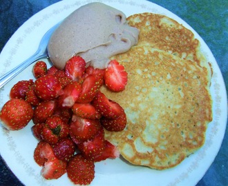 Frukostpannkakor med chokladgrädde och jordgubbar