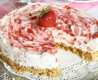 Fryst jordgubbscheesecake tårta
