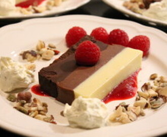 Randig chokladterrin på hallonspegel med rostad krisp och vaniljkräm.