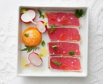 Sotad tonfiskcarpaccio med rädisor, örter och konfiterad äggula