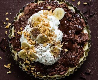 Banana cream pie med chokladgrädde & hackade jordnötter