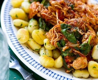 Stekt gnocchi med kyckling- och tomatsås