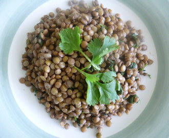 Dall med indiska kryddor- Ayurvedisk linsrätt med färsk koriander