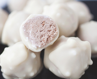 Pepparkakssmakande proteinkolabollar med mandelkrisp, doppade i vit choklad