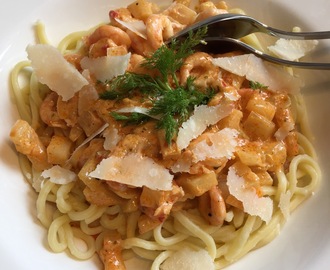 Färsk glutenfri pasta med krämig räk- och fänkålsröra