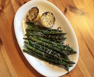 Grillad sparris med citron och parmesan är det perfekta tillbehöret till kött, fågel och fisk.