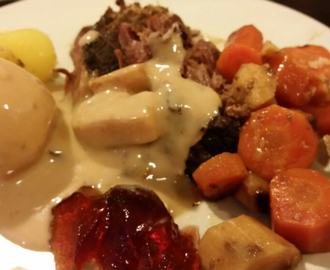 Crockpot – Söndagsstek med potatis, sås och rödvinbärsgele