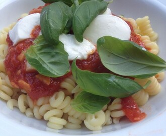 Snabb vardagsmiddag - pasta med tomatsås