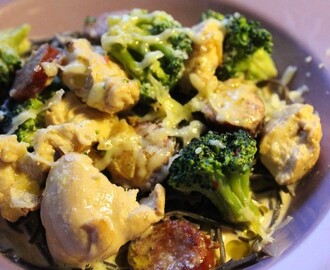 Kycklingpasta med chorizo och broccoli