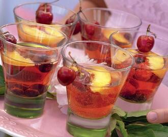 Sangria med rosévin, frukt och bär
