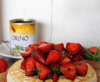Brietårta med balsamicomarinerade jordgubbar