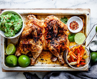 Grillad kyckling med rotfruktsstrips och guacamole på bondbönor.