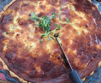 Glutenfri paj med spenat, färsk lax och räkor, och med krämigt osttäcke