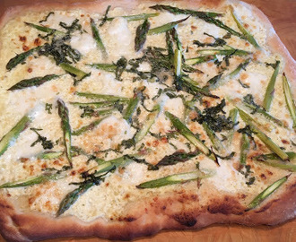 Grön sparrispizza
