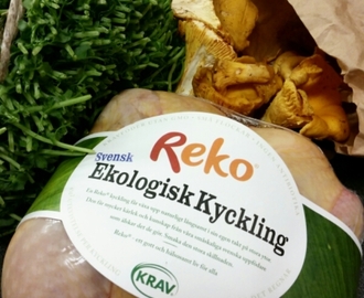 Hel gräddstekt Ekologisk Reko-kyckling med kantareller och rå ärtsallad
