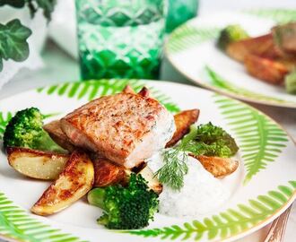 Stekt lax med rostad potatis, broccoli och örtsås