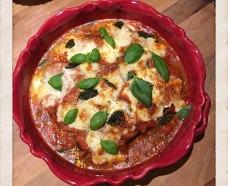 AUBERGINEGRATÄNG MED SPENAT OCH RICOTTA, TOPPAD MED TOMATSÅS OCH MOZZARELLA