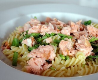 Ljummen sallad med pasta, varmrökt lax och citrusdressing