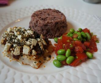 Snabbmat - Ugnsbakad torsk med fetaost/pesto, kokt ris och edamamesallad